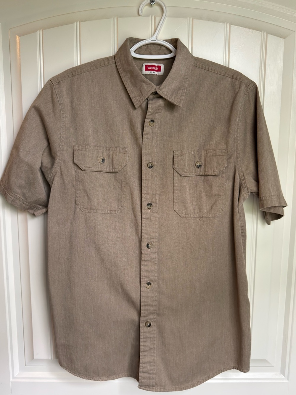 Wrangler Short-Sleeve Button-Down Shirt in Taupe Brown